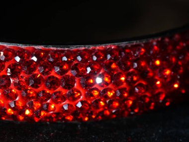 Bahar modası aksesuarları, parlak boncuklar, moda eşyaları.