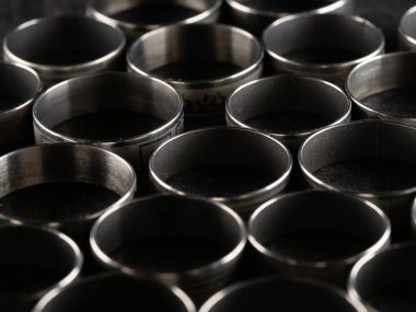 Bir sürü kostüm mücevheri, altın ve gümüşten yapılmış mücevherler, siyah bir yüzeye uzanıyor. Kadınlar günü, şık bir imaj, aksesuarlar. Kıyafet ekleme, stil, metal