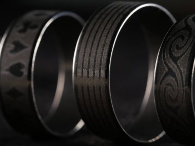 Bir sürü kostüm mücevheri, altın ve gümüşten yapılmış mücevherler, siyah bir yüzeye uzanıyor. Kadınlar günü, şık bir imaj, aksesuarlar. Kıyafet ekleme, stil, metal