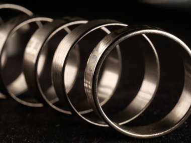 Bir sürü kostüm mücevheri, altın ve gümüşten yapılmış mücevherler, siyah bir yüzeye uzanıyor. Kadınlar günü, şık bir imaj, aksesuarlar. Kıyafet ekleme, stil, metal