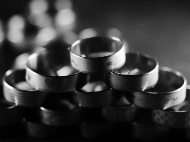 Bir sürü kostüm mücevheri, altın ve gümüşten yapılmış mücevherler, siyah bir yüzeye uzanıyor. Kadınlar günü, şık bir imaj, aksesuarlar. Kıyafet ekleme, stil, metal