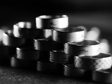 Bir sürü kostüm mücevheri, altın ve gümüşten yapılmış mücevherler, siyah bir yüzeye uzanıyor. Kadınlar günü, şık bir imaj, aksesuarlar. Kıyafet ekleme, stil, metal