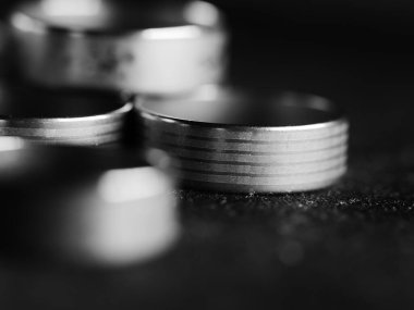 Bir sürü kostüm mücevheri, altın ve gümüşten yapılmış mücevherler, siyah bir yüzeye uzanıyor. Kadınlar günü, şık bir imaj, aksesuarlar. Kıyafet ekleme, stil, metal