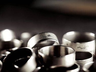 Bir sürü kostüm mücevheri, altın ve gümüşten yapılmış mücevherler, siyah bir yüzeye uzanıyor. Kadınlar günü, şık bir imaj, aksesuarlar. Kıyafet ekleme, stil, metal