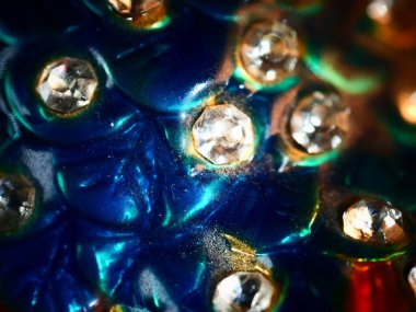 Tavus kuşu heykelciği ve gelin bileziği. Klasik metal kuş heykelcikleri..