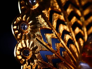 Tavus kuşu heykelciği ve gelin bileziği. Klasik metal kuş heykelcikleri..