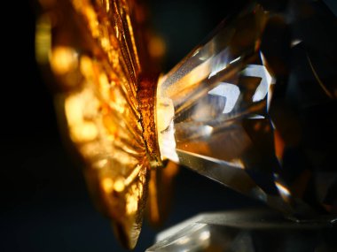 Tavus kuşu heykelciği ve gelin bileziği. Klasik metal kuş heykelcikleri..