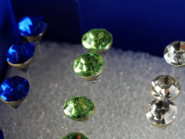 Bir sürü mücevheri olan farklı renkte kutular. Seçici odaklanma. Makro.