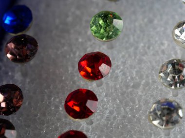 Bir sürü mücevheri olan farklı renkte kutular. Seçici odaklanma. Makro.