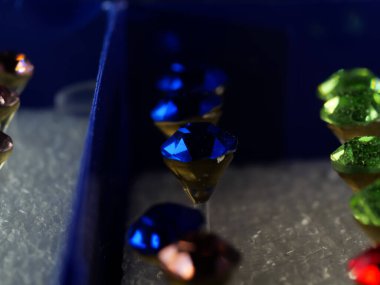 Bir sürü mücevheri olan farklı renkte kutular. Seçici odaklanma. Makro.