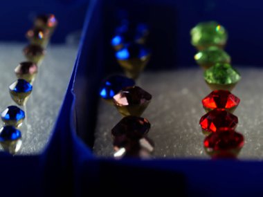 Bir sürü mücevheri olan farklı renkte kutular. Seçici odaklanma. Makro.