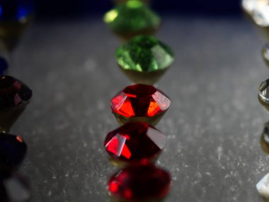 Bir sürü mücevheri olan farklı renkte kutular. Seçici odaklanma. Makro.