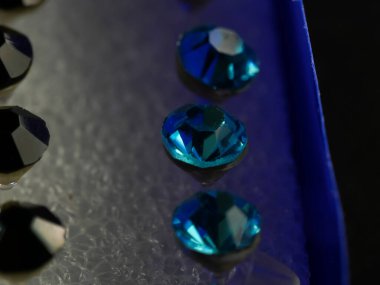 Bir sürü mücevheri olan farklı renkte kutular. Seçici odaklanma. Makro.