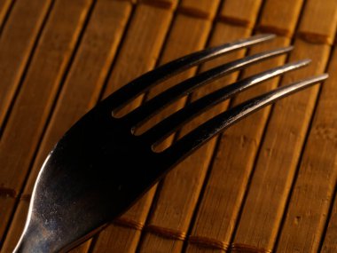 Mutfak gereçlerinin arka planı ahşap mutfak masası, seçici odak, DOF, makro