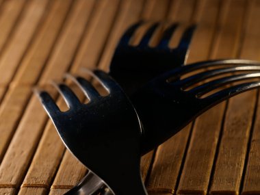 Mutfak gereçlerinin arka planı ahşap mutfak masası, seçici odak, DOF, makro