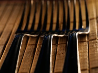 Mutfak gereçlerinin arka planı ahşap mutfak masası, seçici odak, DOF, makro