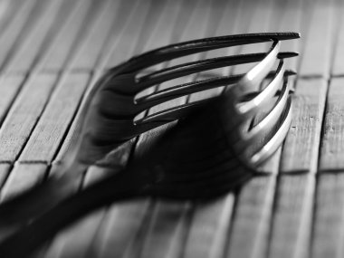 Mutfak gereçlerinin arka planı ahşap mutfak masası, seçici odak, DOF, makro