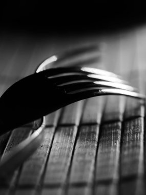 Mutfak gereçlerinin arka planı ahşap mutfak masası, seçici odak, DOF, makro