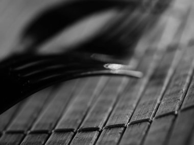 Mutfak gereçlerinin arka planı ahşap mutfak masası, seçici odak, DOF, makro