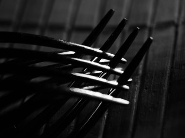 Mutfak gereçlerinin arka planı ahşap mutfak masası, seçici odak, DOF, makro