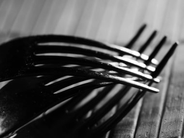 Mutfak gereçlerinin arka planı ahşap mutfak masası, seçici odak, DOF, makro