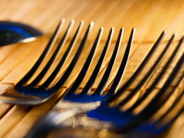 Mutfak gereçlerinin arka planı ahşap mutfak masası, seçici odak, DOF, makro