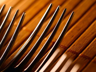 Mutfak gereçlerinin arka planı ahşap mutfak masası, seçici odak, DOF, makro