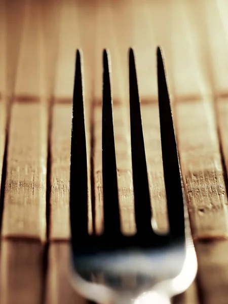厨房木制餐桌上厨房用具的背景 选择焦点 Dof — 图库照片
