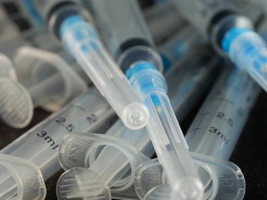 Hastanede enjeksiyon için hazırlanmış birkaç şırınga seçici odaklanma, DOF, makro