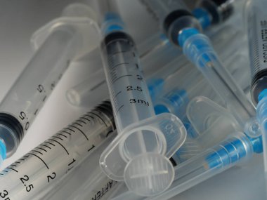 Hastanede enjeksiyon için hazırlanmış birkaç şırınga seçici odaklanma, DOF, makro