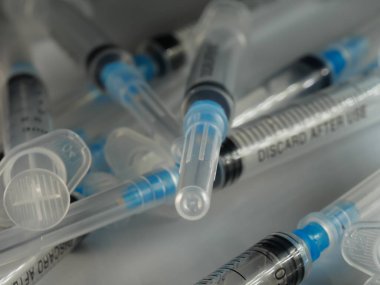 Hastanede enjeksiyon için hazırlanmış birkaç şırınga seçici odaklanma, DOF, makro