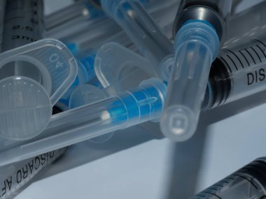 Hastanede enjeksiyon için hazırlanmış birkaç şırınga seçici odaklanma, DOF, makro