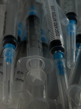 Hastanede enjeksiyon için hazırlanmış birkaç şırınga seçici odaklanma, DOF, makro