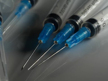 Hastanede enjeksiyon için hazırlanmış birkaç şırınga seçici odaklanma, DOF, makro