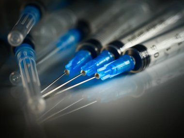 Hastanede enjeksiyon için hazırlanmış birkaç şırınga seçici odaklanma, DOF, makro