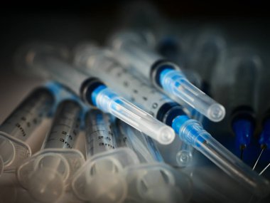 Hastanede enjeksiyon için hazırlanmış birkaç şırınga seçici odaklanma, DOF, makro