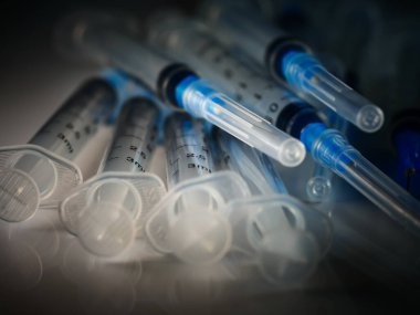 Hastanede enjeksiyon için hazırlanmış birkaç şırınga seçici odaklanma, DOF, makro