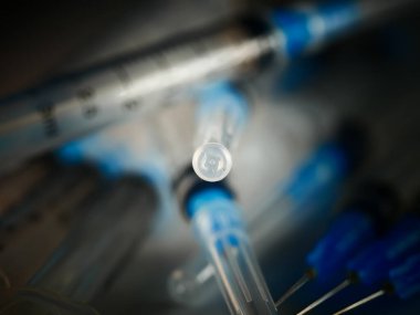 Hastanede enjeksiyon için hazırlanmış birkaç şırınga seçici odaklanma, DOF, makro