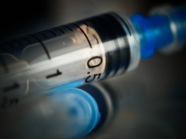 Hastanede enjeksiyon için hazırlanmış birkaç şırınga seçici odaklanma, DOF, makro