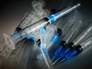 Hastanede enjeksiyon için hazırlanmış birkaç şırınga seçici odaklanma, DOF, makro