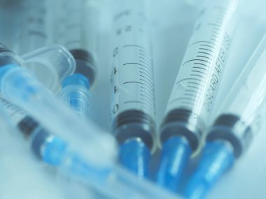 Hastanede enjeksiyon için hazırlanmış birkaç şırınga seçici odaklanma, DOF, makro