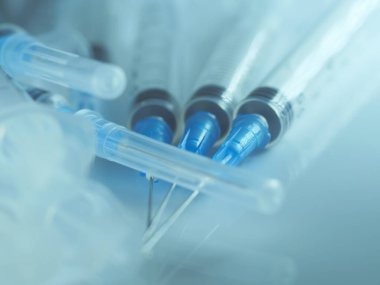 Hastanede enjeksiyon için hazırlanmış birkaç şırınga seçici odaklanma, DOF, makro