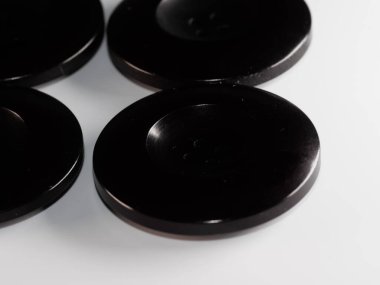 Çeşitli yedek kıyafet düğmeleri koleksiyonu. Makro. DOF