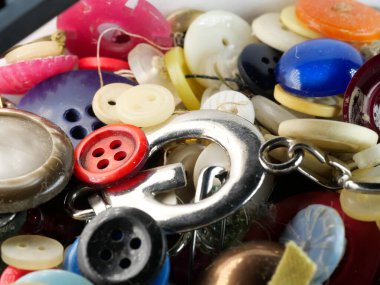 Çeşitli yedek kıyafet düğmeleri koleksiyonu. Makro. DOF