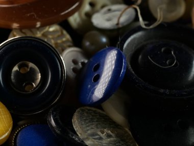 Çeşitli yedek kıyafet düğmeleri koleksiyonu. Makro. DOF