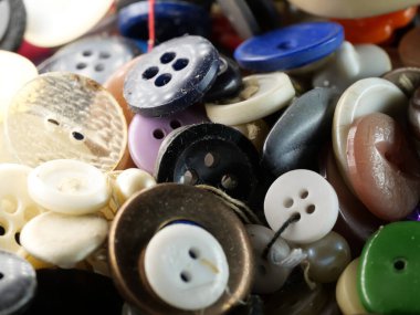 Çeşitli yedek kıyafet düğmeleri koleksiyonu. Makro. DOF