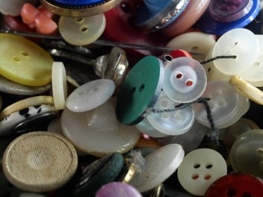 Çeşitli yedek kıyafet düğmeleri koleksiyonu. Makro. DOF