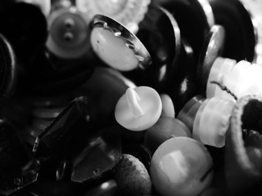 Çeşitli yedek kıyafet düğmeleri koleksiyonu. Makro. DOF