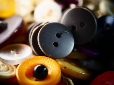 Çeşitli yedek kıyafet düğmeleri koleksiyonu. Makro. DOF