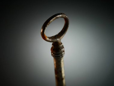 Beyaz arka planda izole edilmiş altın bir anahtar. Eski paslı kapı anahtarı. Antika altın anahtar. DOF.
